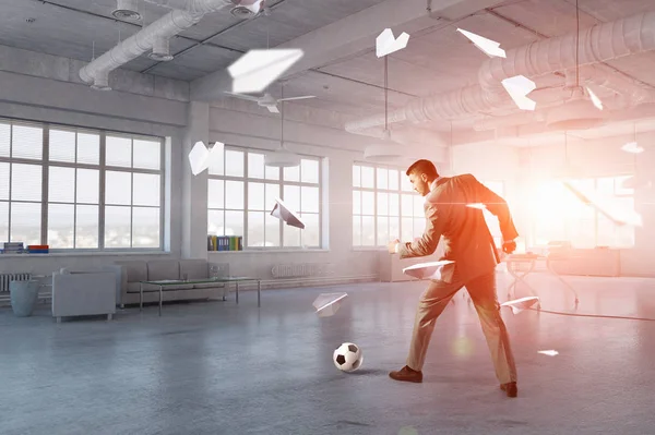 Jogando futebol de escritório — Fotografia de Stock