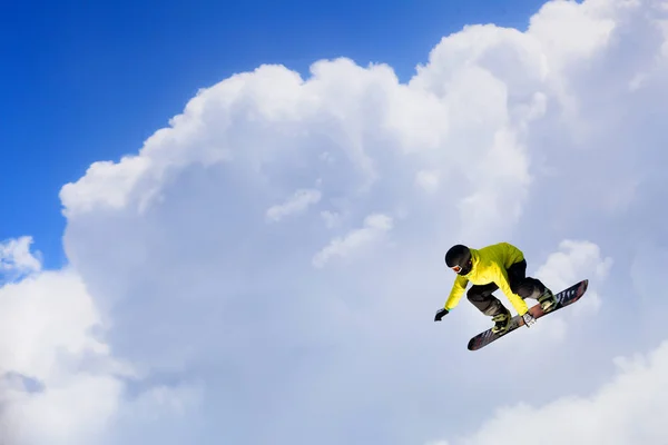 Snowboarder macht Sprung — Stockfoto