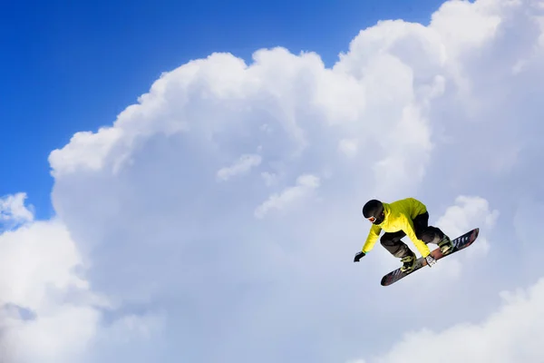 Snowboarder fare salto — Foto Stock