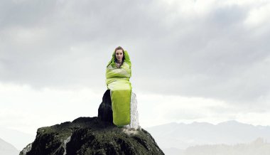 Kız turistik dinlenme. Karışık teknik