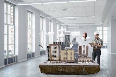 Genç bir mühendis adam. Karışık teknik