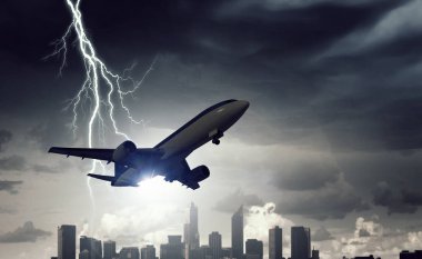 Cityscape üzerinde yolcu uçağı