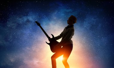 Rock gitar kızla. Karışık teknik