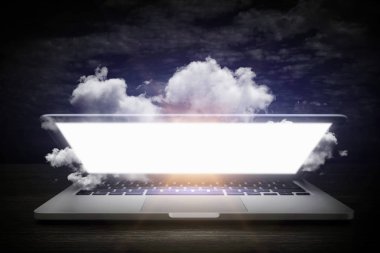 Bulutların üstünde laptop perde. Karışık teknik