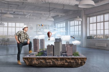 Genç bir mühendis adam. Karışık teknik