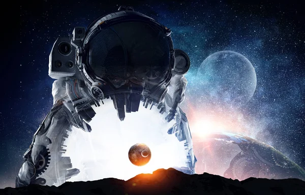 Uzayda astronot explorer. Karışık teknik