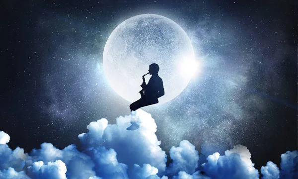 Romantik saksofoncu melodi oynarken. Karışık teknik