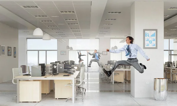 Baile de los empresarios en la oficina — Foto de Stock