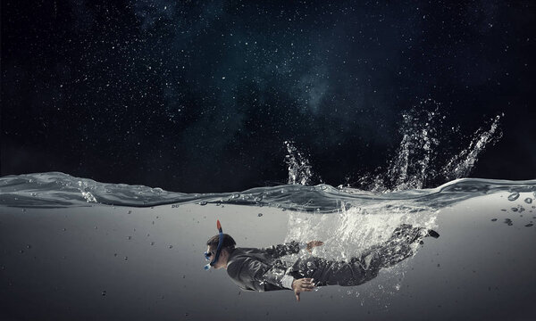 Прыжки в воду бизнесмен. Смешанные СМИ. Смешанные медиа
