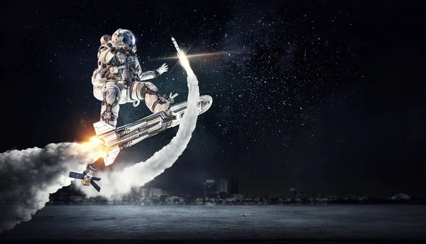 Yönetim Kurulu uçan üzerinde uzay adamı. Karışık teknik