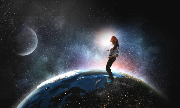 Genç kız kaykay binmek. Karışık teknik