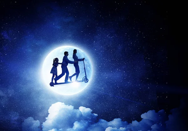 Famiglia contro luna piena. Mezzi misti — Foto Stock