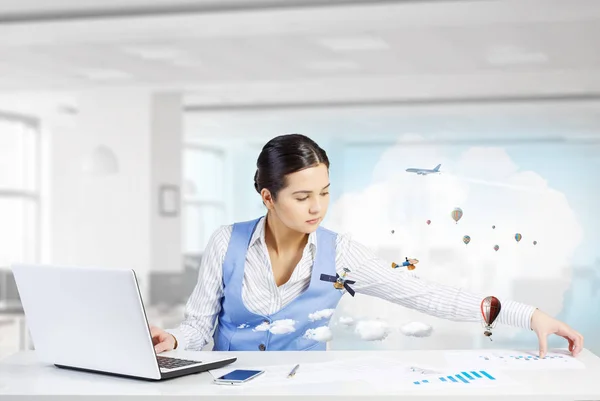 Joven mujer de negocios en el trabajo. Medios mixtos —  Fotos de Stock