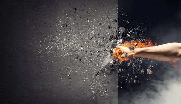 El ile duvar breaking. Karışık teknik