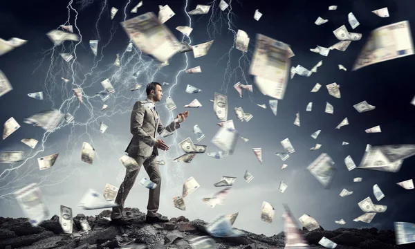 Onun enerji ve güç sonsuzdur. Karışık teknik