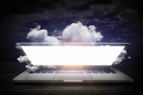 在笔记本电脑屏幕上的云。混合媒体 — 图库照片