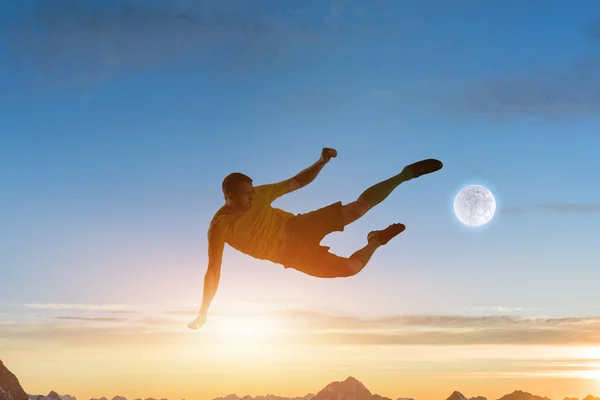 Jugador de fútbol con pelota al aire libre — Foto de Stock