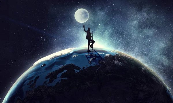 Jonge vrouw bereiken maan — Stockfoto
