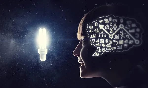 Parlak fikirler kafasının içinde. Karışık teknik