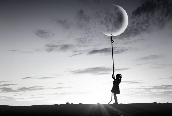 Девочка ловит луну — стоковое фото