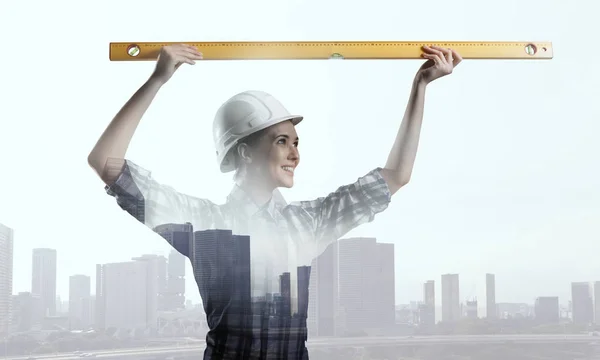 Builder kvinna att vidta åtgärder. Mixed media — Stockfoto