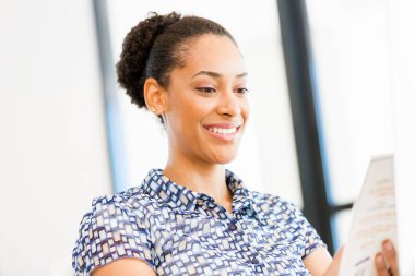 Afro-Amerikan ofis çalışanı iş içinde gülümseyen portresi