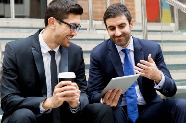 Açık havada konuşurken iki iş adamları