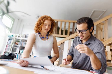 Ofisteki iki genç mimar