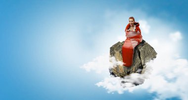 Kız turistik dinlenme. Karışık teknik