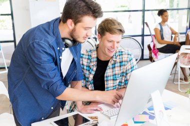 Genç Ofis çalışanları tartışıyor