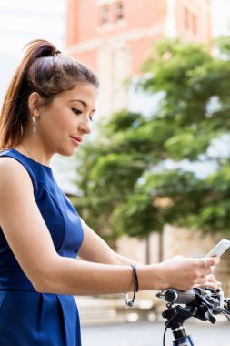 Genç kadın üzerinde bisiklet commuting