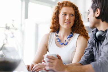 İki genç insan Office