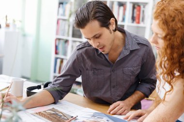 Ofisteki iki genç mimar