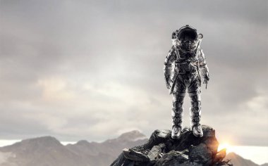 Astronot uzay giysisi içinde