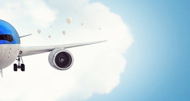 Uçak gökyüzünde. Karışık teknik