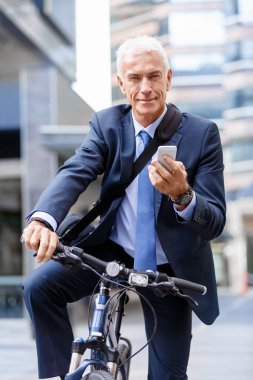 Başarılı bir iş adamı binicilik bisiklet