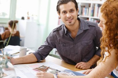 Ofisteki iki genç mimar