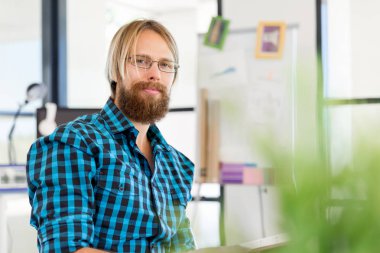 Genç adam ofiste çalışıyor.