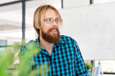 Genç adam ofiste çalışıyor.