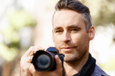 Erkek fotoğrafçı alarak resim