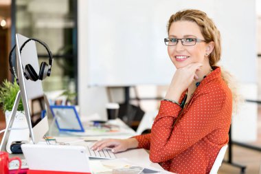 Görevdeki genç bayan.