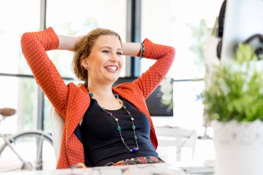 Görevdeki genç bayan.