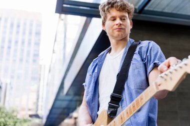 Gitar City ile genç müzisyen