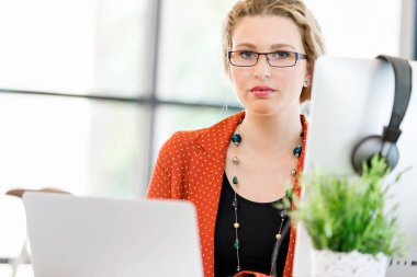 Görevdeki genç bayan.