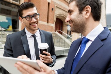 Açık havada konuşurken iki iş adamları