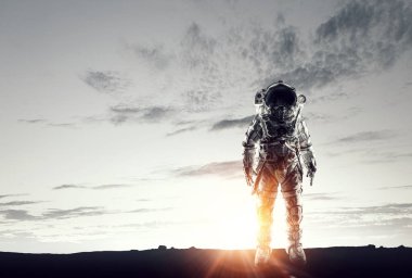 Astronot uzay giysisi içinde