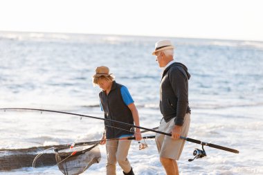 Yaşlı adam torunuyla balık tutuyor.
