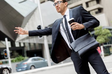 Genç işadamı için bir taksi yağıyor