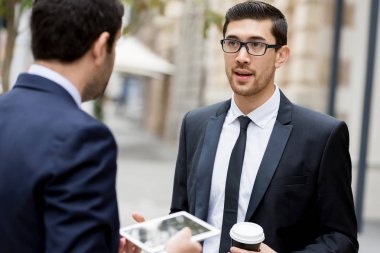 Açık havada konuşurken iki iş adamları