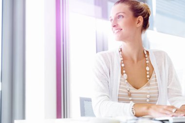 Çekici ofis çalışanı masada oturuyor.